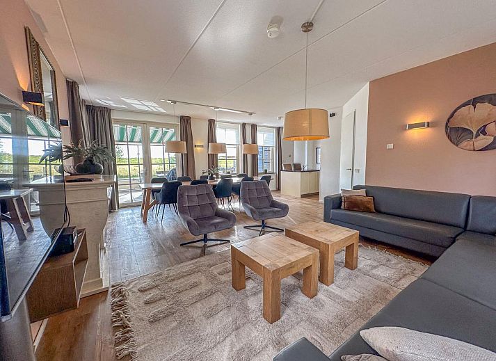 Ontspannen terras bij Dune Design 39 vakantiehuis in Colijnsplaat, Noord-Beveland, met uitzicht op de serene natuur van Zeeland.