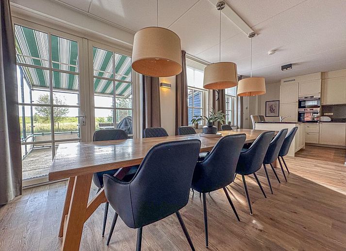 Ontspannen terras bij Dune Design 39 vakantiehuis in Colijnsplaat, Noord-Beveland, met uitzicht op de serene natuur van Zeeland.