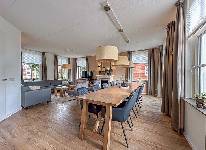 Ontspannen terras bij Dune Design 39 vakantiehuis in Colijnsplaat, Noord-Beveland, met uitzicht op de serene natuur van Zeeland.