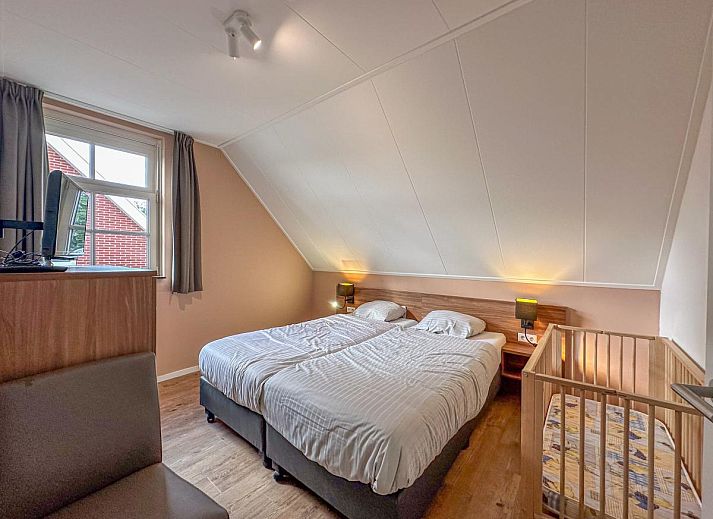 Stijlvolle woonkamer van Dune Design 39 vakantiehuis in Colijnsplaat, Noord-Beveland, met comfortabele zithoek en moderne inrichting.