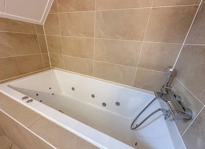 Stijlvolle woonkamer van Dune Design 39 vakantiehuis in Colijnsplaat, Noord-Beveland, met comfortabele zithoek en moderne inrichting.