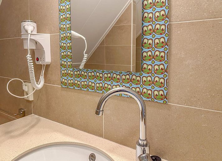 Stijlvolle woonkamer van Dune Design 39 vakantiehuis in Colijnsplaat, Noord-Beveland, met comfortabele zithoek en moderne inrichting.