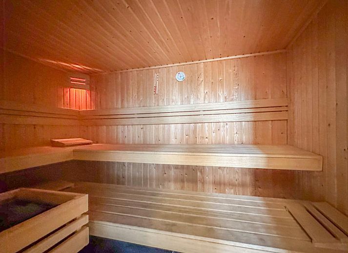 Ruime woonkamer van vakantiehuis Dune Design 39 in Colijnsplaat, Noord-Beveland, Zeeland met comfortabele zithoek en grote eettafel.