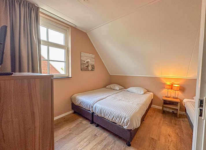 Ruime woonkamer van vakantiehuis Dune Design 39 in Colijnsplaat, Noord-Beveland, Zeeland met comfortabele zithoek en grote eettafel.