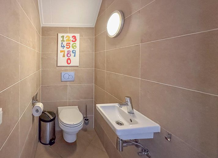 Stijlvolle woonkamer van Dune Design 39 vakantiehuis in Colijnsplaat, Noord-Beveland, Zeeland, met modern interieur en veel natuurlijk licht.