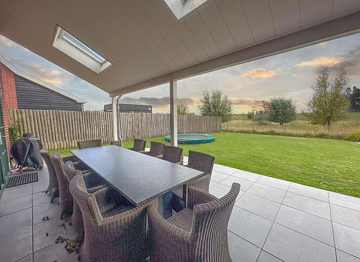 Coast Comfort vakantiehuis in Colijnsplaat met ruime tuin en trampoline, ideaal voor gezinnen in Noord-Beveland, Zeeland.