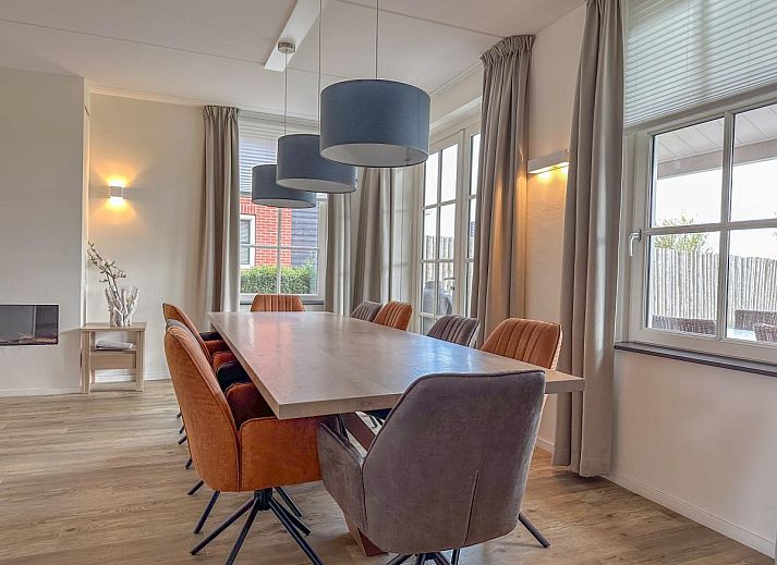 Overdekt terras van Coast Comfort in Colijnsplaat biedt een ontspannen eetruimte met uitzicht op de tuin, Noord-Beveland, Zeeland.