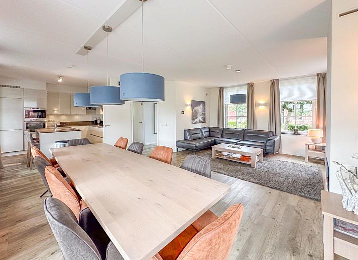 Overdekt terras van Coast Comfort in Colijnsplaat biedt een ontspannen eetruimte met uitzicht op de tuin, Noord-Beveland, Zeeland.