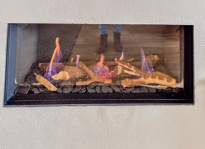 Overdekt terras van Coast Comfort in Colijnsplaat biedt een ontspannen eetruimte met uitzicht op de tuin, Noord-Beveland, Zeeland.