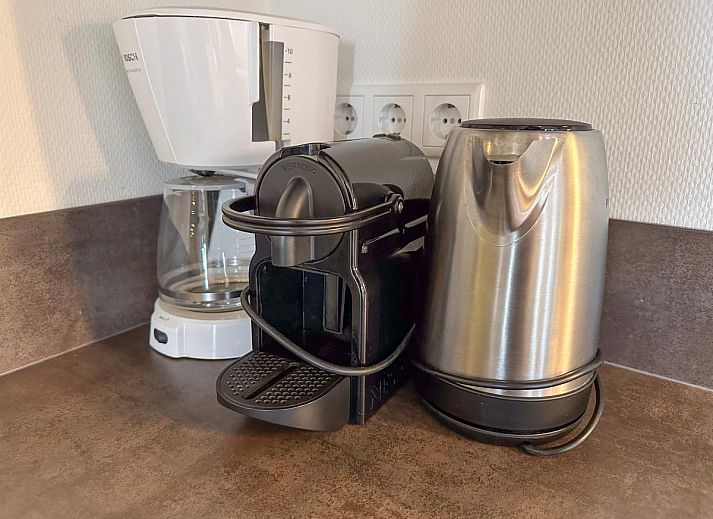 Gezellige woonkamer van Coast Comfort in Colijnsplaat met moderne inrichting en open haard, ideaal voor ontspanning, Zeeland.