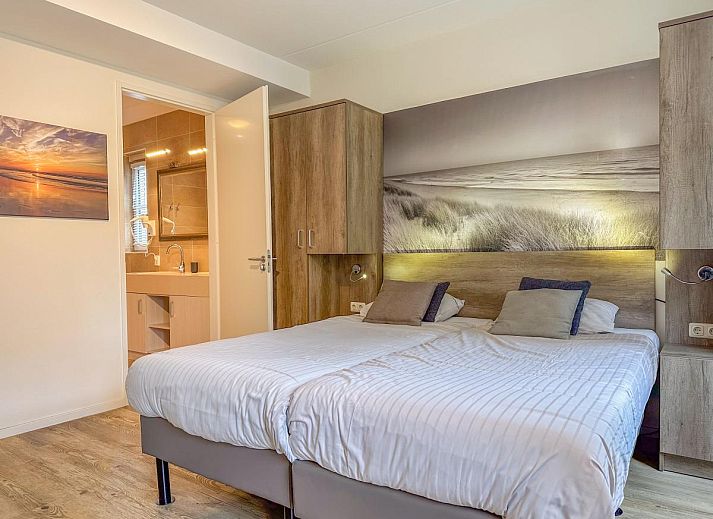 Gezellige woonkamer van Coast Comfort in Colijnsplaat met moderne inrichting en open haard, ideaal voor ontspanning, Zeeland.