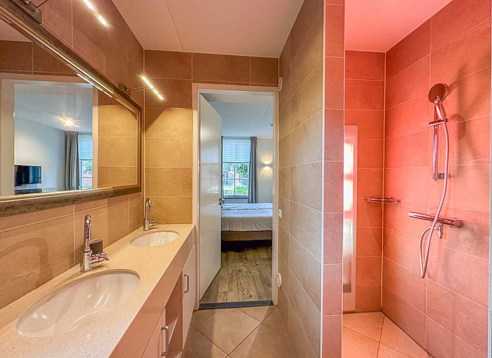 Stijlvolle open leefruimte in Coast Comfort vakantiehuis, Colijnsplaat, perfect voor familiebijeenkomsten, Noord-Beveland, Zeeland.