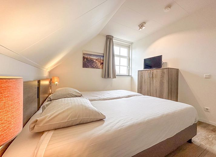 Ruime eetkamer en woonkamer in Coast Comfort, Colijnsplaat, biedt comfort en moderniteit voor een perfect verblijf in Zeeland.