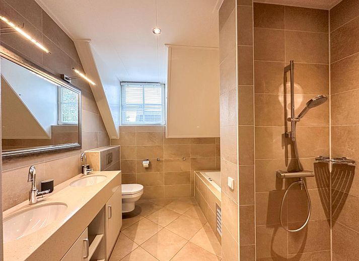 Ruime eetkamer en woonkamer in Coast Comfort, Colijnsplaat, biedt comfort en moderniteit voor een perfect verblijf in Zeeland.