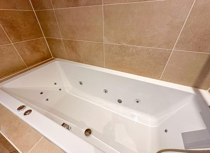 Ruime eetkamer en woonkamer in Coast Comfort, Colijnsplaat, biedt comfort en moderniteit voor een perfect verblijf in Zeeland.