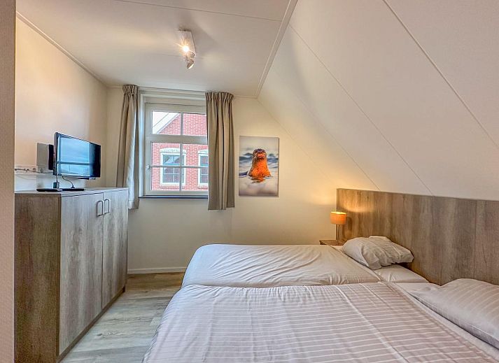 Ruime eetkamer en woonkamer in Coast Comfort, Colijnsplaat, biedt comfort en moderniteit voor een perfect verblijf in Zeeland.