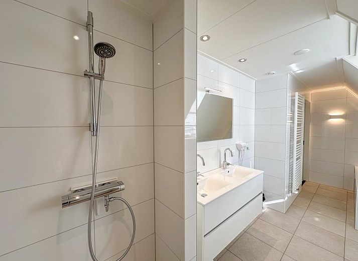 Stijlvolle woonkamer van Dune Deluxe 81, een vakantiehuis in Colijnsplaat, Noord-Beveland, Zeeland met moderne inrichting en veel natuurlijk licht.