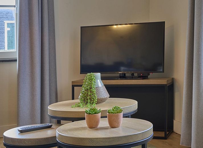 Front view of Sauna Zee accommodation in Colijnsplaat, North Beveland with colorful flowers.