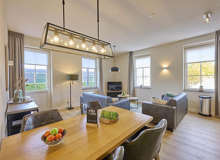 Front view of Sauna Zee accommodation in Colijnsplaat, North Beveland with colorful flowers.