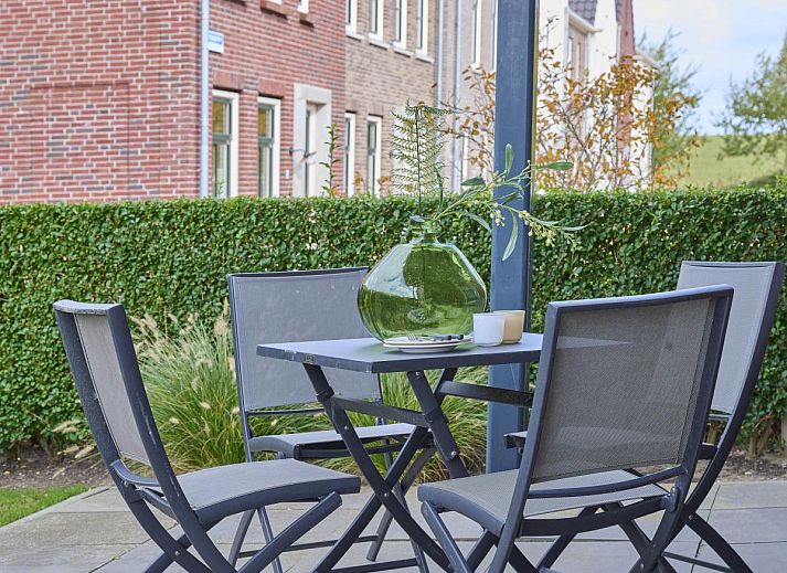 Dining area in Sauna Zee vacation home, Colijnsplaat, North Beveland with modern furnishings.