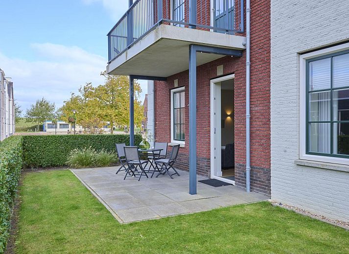 Dining area in Sauna Zee vacation home, Colijnsplaat, North Beveland with modern furnishings.