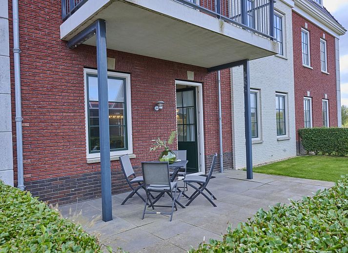 Open kitchen and sitting area in Sauna Zee vacation home, Colijnsplaat, Zeeland for a relaxing stay.