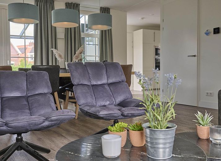 Ruim terras bij vakantiehuis Sea Deluxe in Colijnsplaat, Noord-Beveland, met uitzicht op groene tuin en moderne buitenmeubels.