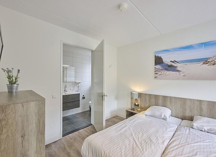 Gezellige woonkamer van Sea Deluxe vakantiehuis in Colijnsplaat, Noord-Beveland, met comfortabele banken en moderne inrichting.