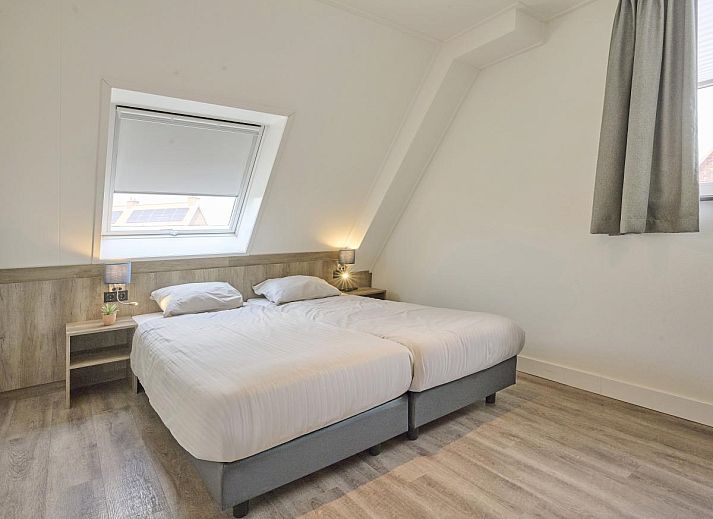 Stijlvolle eetkamer in Sea Deluxe vakantiewoning, Colijnsplaat, Noord-Beveland, met moderne stoelen en sfeervolle verlichting.