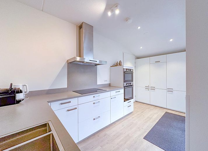 Charmantes Ferienhaus Perfektion am Strand in Colijnsplaat, Zeeland, mit moderner Architektur und gruener Umgebung.