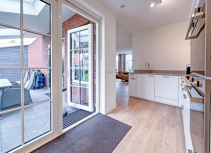 Charmantes Ferienhaus Perfektion am Strand in Colijnsplaat, Zeeland, mit moderner Architektur und gruener Umgebung.