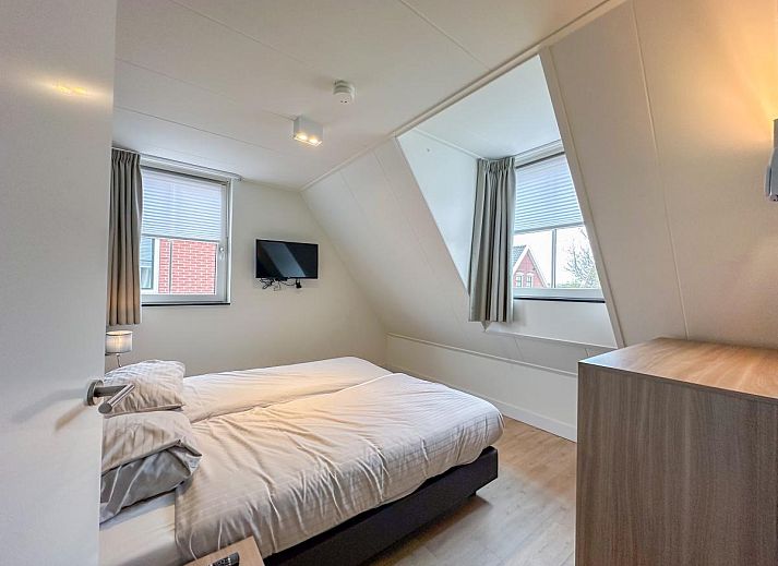 Gemuetliches Wohnzimmer im Ferienhaus Perfektion am Strand, Colijnsplaat, mit bequemer Sitzecke und Kamin.