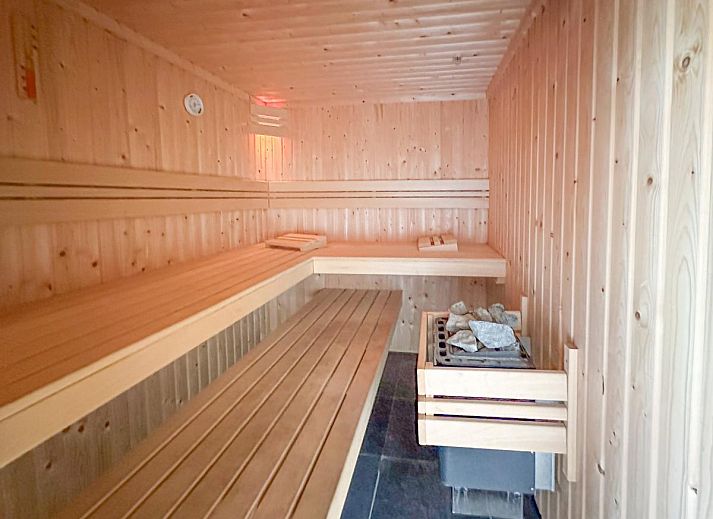 Stilvolles Wohnzimmer des Ferienhauses Perfektion am Strand in Colijnsplaat mit grossen Fenstern und modernen Moebeln.