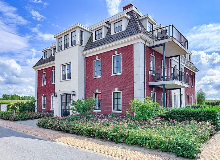 SeaLuxe Residence vacation home in Colijnsplaat, Zeeland with green garden and modern architecture.