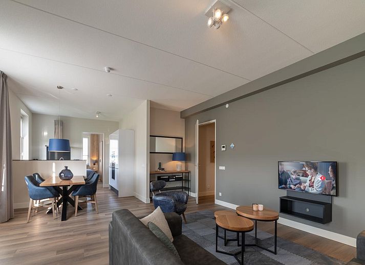 SeaLuxe Residence vacation home in Colijnsplaat, Zeeland with green garden and modern architecture.