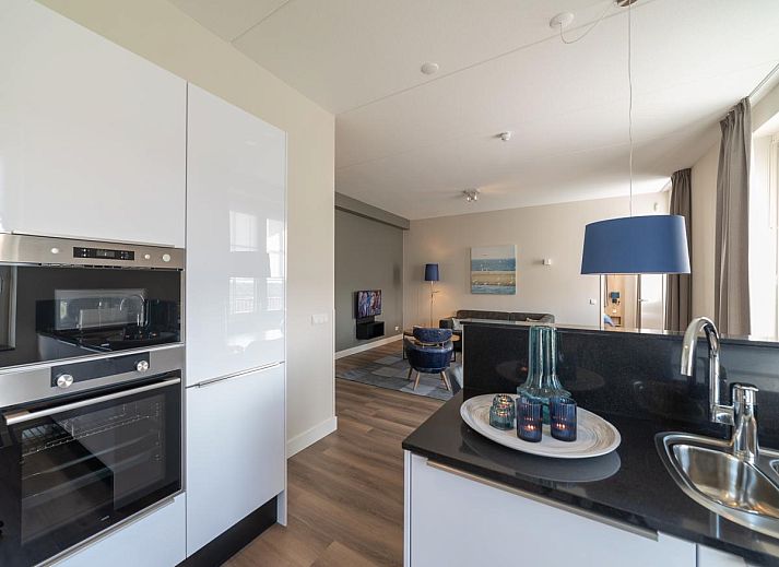 SeaLuxe Residence vacation home in Colijnsplaat, Zeeland with green garden and modern architecture.