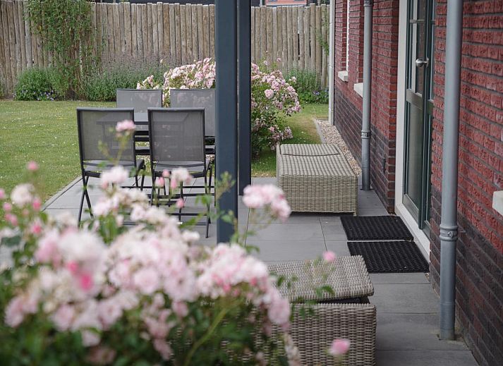 Modern living room of SeaLuxe Residence vacation home in Colijnsplaat, ideal for relaxation and coziness.