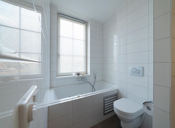 Modern living room of SeaLuxe Residence vacation home in Colijnsplaat, ideal for relaxation and coziness.