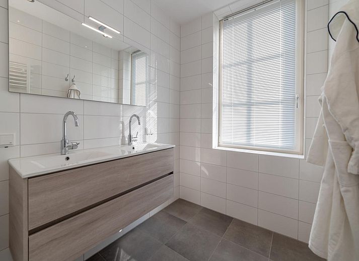 Modern living room of SeaLuxe Residence vacation home in Colijnsplaat, ideal for relaxation and coziness.