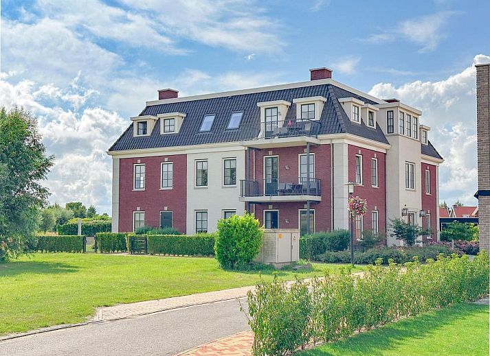 Stylish kitchen in SeaLuxe Residence vacation home, Colijnsplaat, with contemporary decor and cooking facilities.