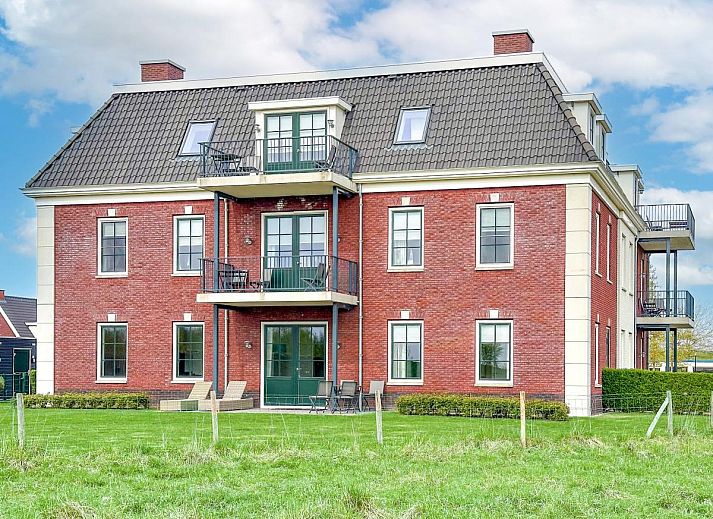 Stylish kitchen in SeaLuxe Residence vacation home, Colijnsplaat, with contemporary decor and cooking facilities.