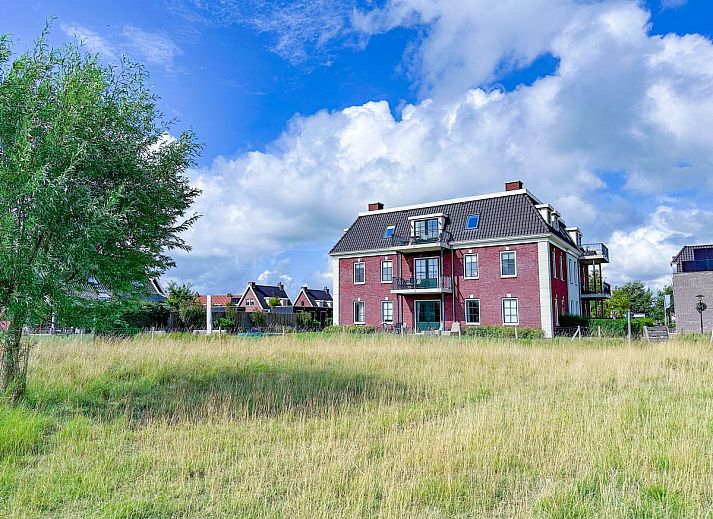 Stylish kitchen in SeaLuxe Residence vacation home, Colijnsplaat, with contemporary decor and cooking facilities.