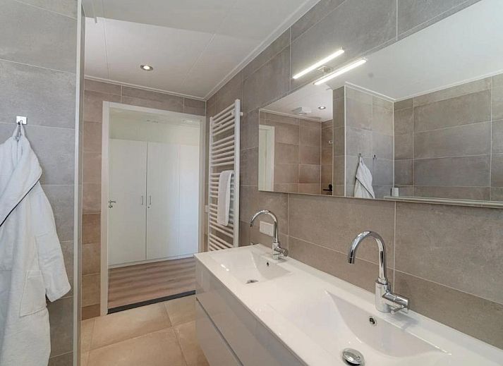 Ontspannen in de jacuzzi bij Coast Calm 71 vakantiehuis in Colijnsplaat, Zeeland.