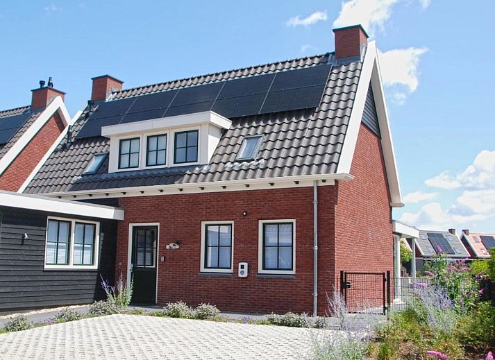 Moderne sauna en douche in Coast Calm 71 vakantiehuis in Zeeland.