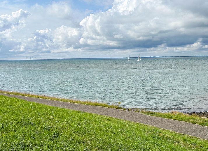 Moderne sauna en douche in Coast Calm 71 vakantiehuis in Zeeland.