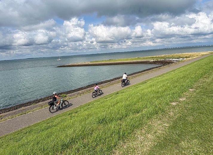 Gezellige woonkamer met open haard in Coast Calm 71 vakantiehuis, Colijnsplaat.