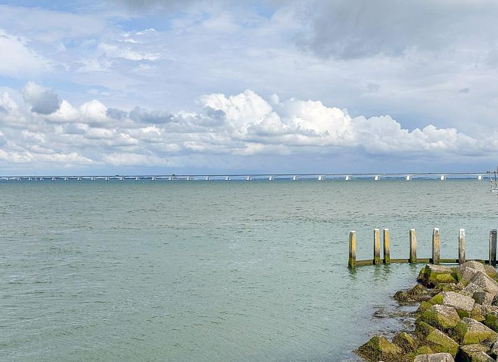 Gezellige woonkamer met open haard in Coast Calm 71 vakantiehuis, Colijnsplaat.