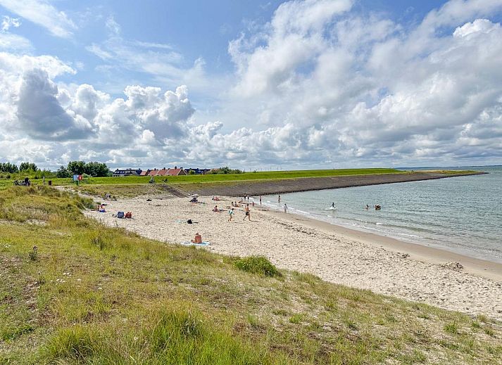 Gezellige woonkamer met open haard in Coast Calm 71 vakantiehuis, Colijnsplaat.