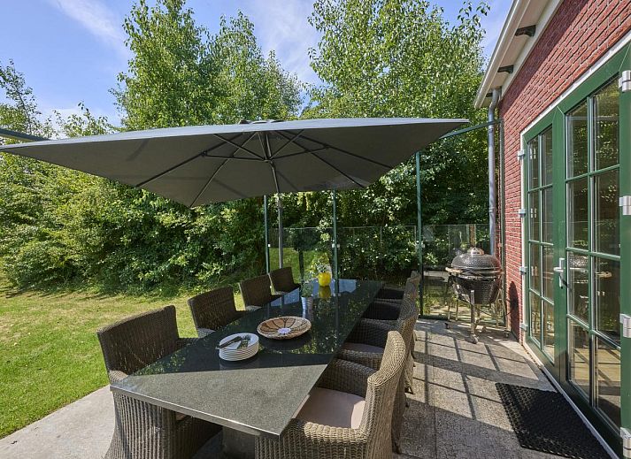 Charmant vakantiehuis Ocean Ease 49 in Colijnsplaat, Zeeland, met traditionele bakstenen gevel en moderne ramen.