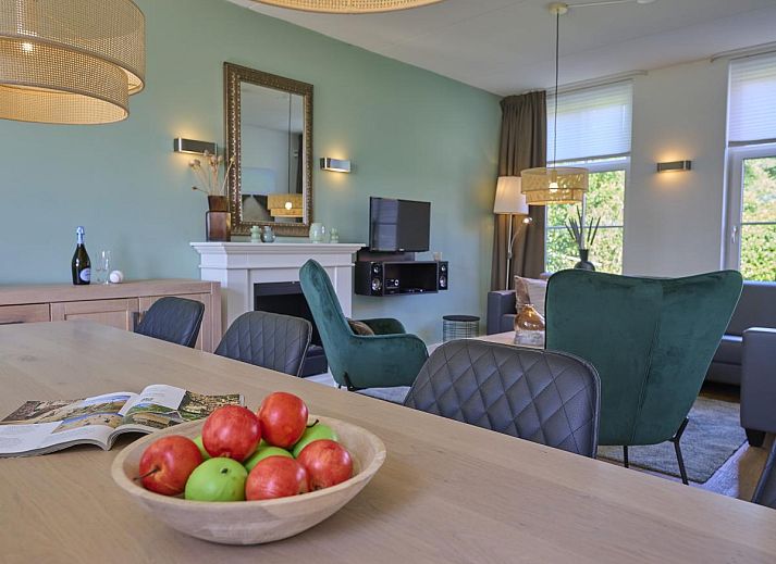 Gezellig terras bij Ocean Ease 49 in Colijnsplaat, Noord-Beveland, met ruime eettafel en parasol voor buitenmaaltijden.